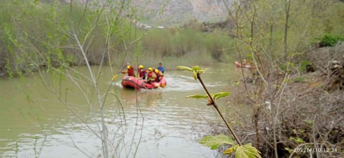Zap Suyu’nda Rafting Yaparak Yarışmalara Hazırlanıyorlar