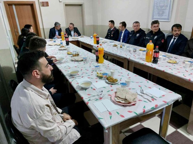 Şenkaya İlçe Emniyet Amirliğinden İftar Yemeği