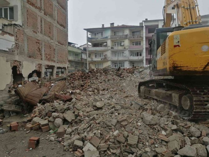 Isparta’da 5 Katlı Binanın Kontrollü Yıkımında Panik Anları
