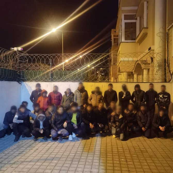 İ̇stanbul’da Kaçak Göçmenlere Operasyon: 39 Mülteci Yakalandı