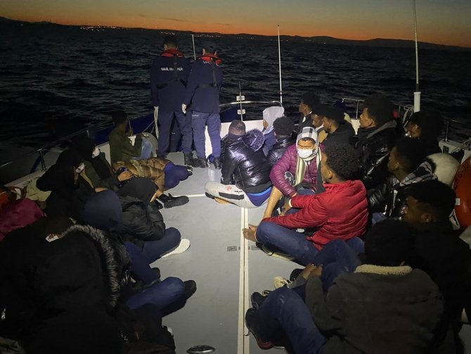 İ̇zmir Açıklarında 49 Göçmen Kurtarılırken, 21 Göçmen Yakalandı