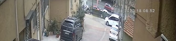 İ̇stanbul’da Dehşet Anları Kamerada: Freni Boşalan Otomobil Otoparktaki Araçların Üzerine Uçtu