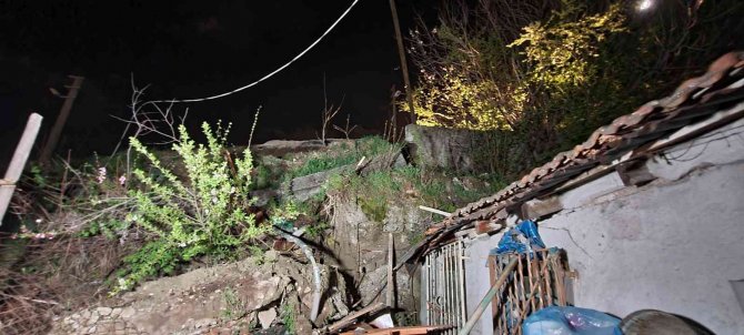 Yıkılan İstinat Duvarı Sebebiyle Bir Ev Tahliye Edildi