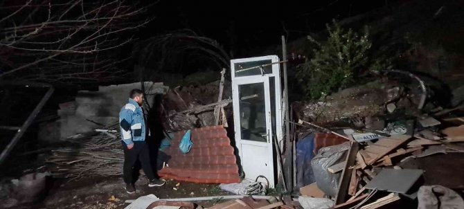 Yıkılan İstinat Duvarı Sebebiyle Bir Ev Tahliye Edildi