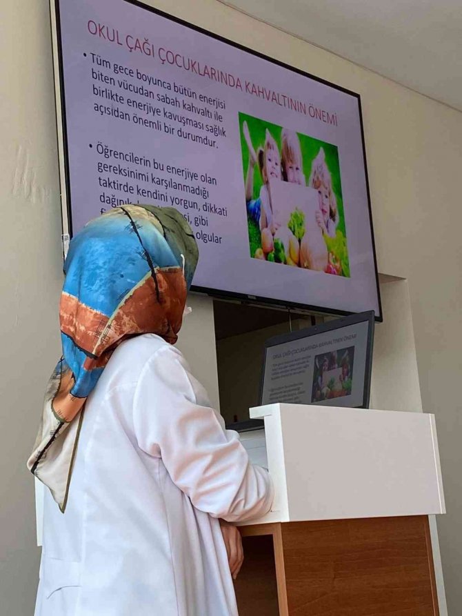Öğrenciler Sağlıklı Beslenmeyi Uzmanından Öğrendiler