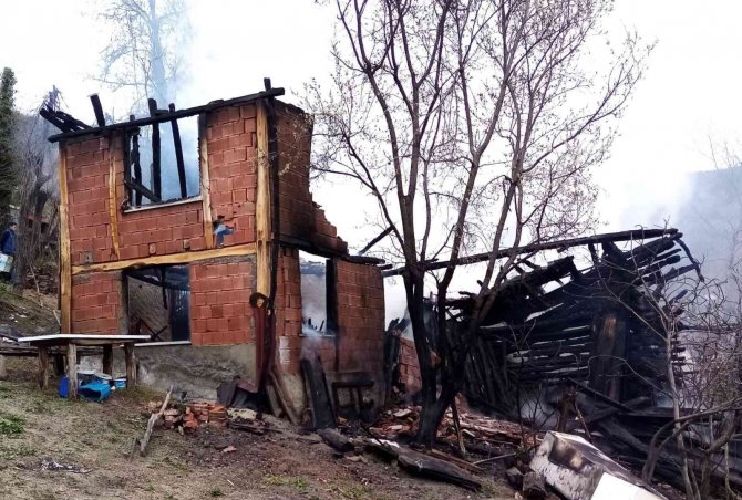 Kastamonu’da Ev Yangını: 12 Yaşındaki Çocuk Hayatını Kaybetti