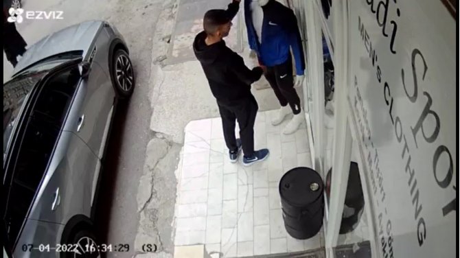 Mankenin Üstündeki Eşofmanı Çaldı, Selam Verip Kaçtı