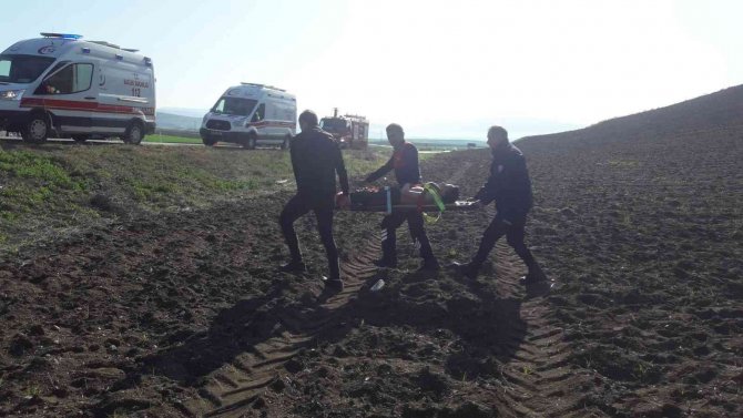 Amasya’da Takla Atan Otomobil Tarlaya Uçtu: 4 Yaralı