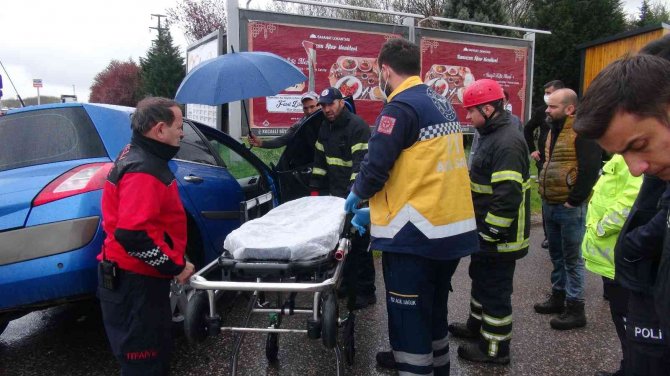 Araç İçinde Sıkışan Yaralılar Islanmasın Diye Şemsiye Tuttu