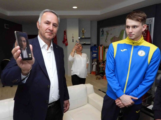 Savaştan Kaçan Ukraynalı Yüzücünün Sponsoru Kepez Belediyesi Oldu