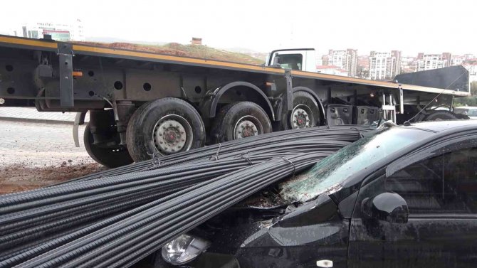 Tonlarca Demir Yüklü Tır 7 Araca Çarptı, Ortalık Savaş Alanına Döndü