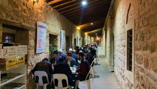Asırlık İftar Geleneği Tarihi Camide 500 Yıldır Yaşatılıyor