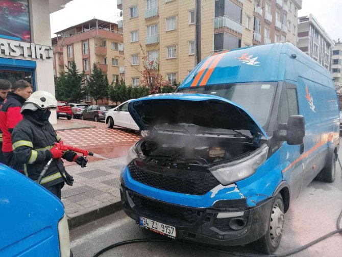 Park Halindeki Kargo Aracında Yangın Çıktı