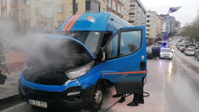 Park Halindeki Kargo Aracında Yangın Çıktı