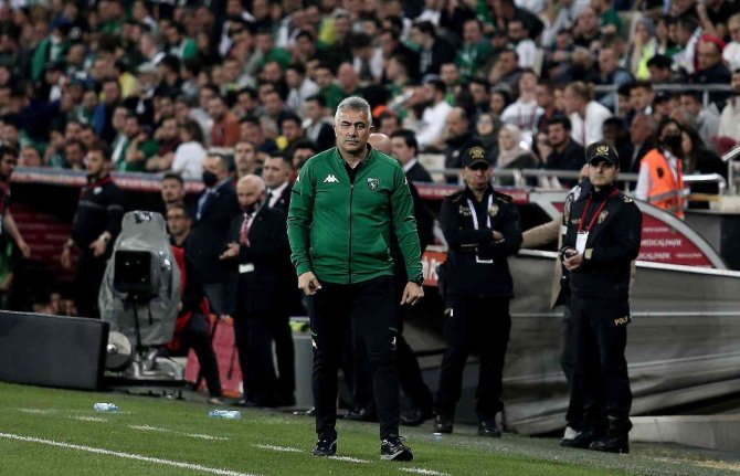 Kocaelispor’da Mehmet Altıparmak İle Yollar Ayrılıyor
