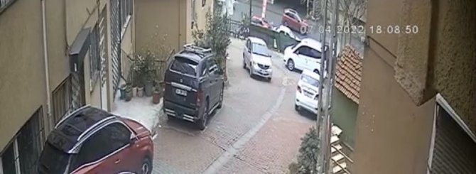 İ̇stanbul’da Dehşet Anları Kamerada: Freni Boşalan Otomobil Otoparktaki Araçların Üzerine Uçtu