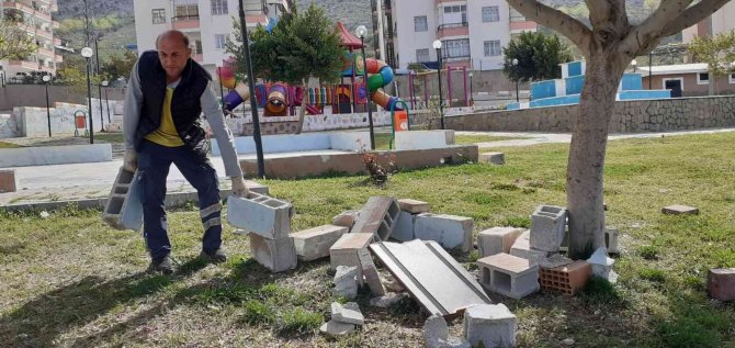 Kozan’da Magandalar Parka Zarar Verdi