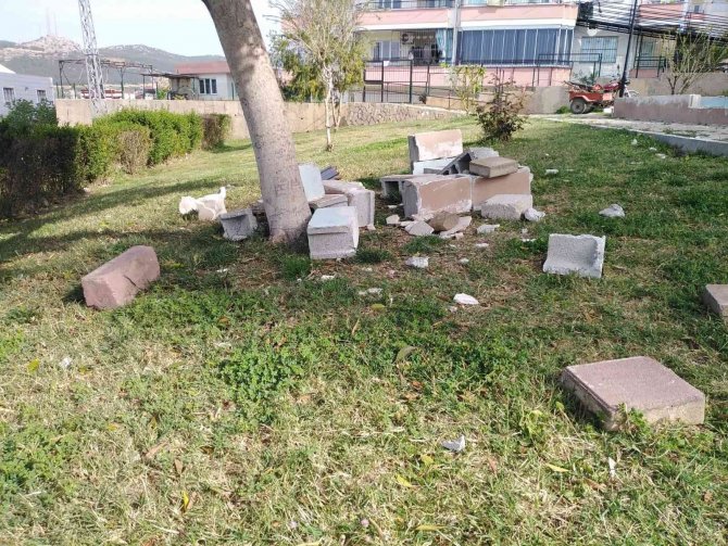 Kozan’da Magandalar Parka Zarar Verdi