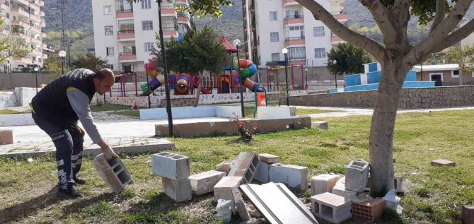 Kozan’da Magandalar Parka Zarar Verdi