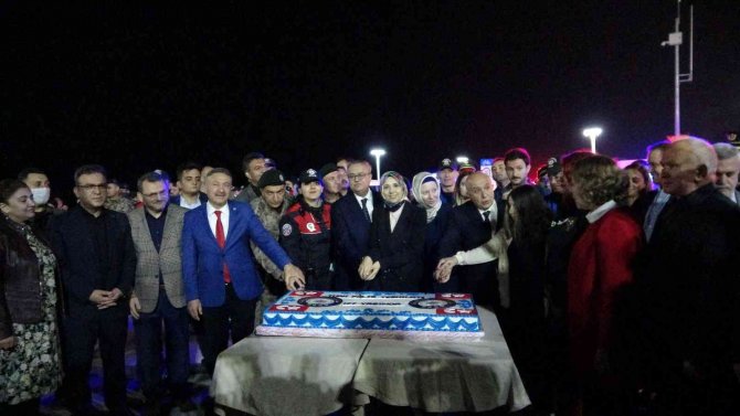 Deniz Ortasında Ateşli Gösteri Nefes Kesti