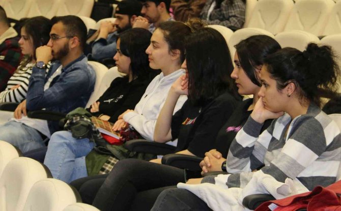 Nevü’de ‘Ni̇çi̇n’ Konulu Konferans Düzenlendi