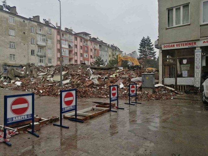 Isparta’da 5 Katlı Binanın Kontrollü Yıkımında Panik Anları
