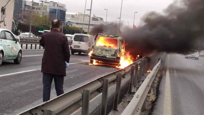 E-5’te Seyir Halinde Yanan Araç Küle Döndü