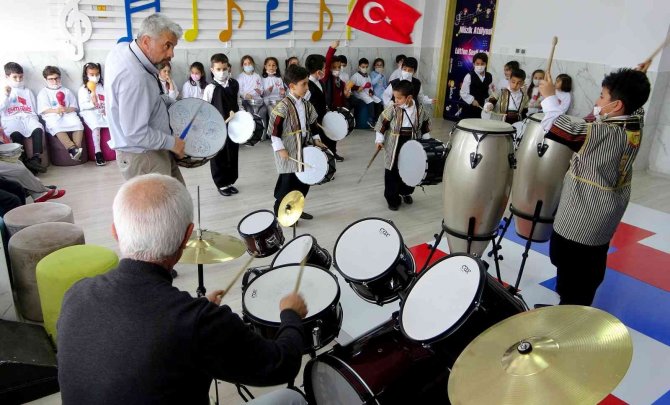 Gönül Verdiği Müzik Sevdasını 45 Yıldır Öğrencilerine Aşılıyor