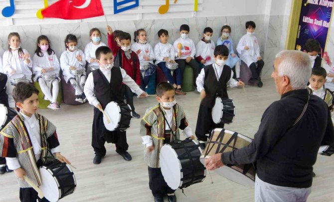 Gönül Verdiği Müzik Sevdasını 45 Yıldır Öğrencilerine Aşılıyor