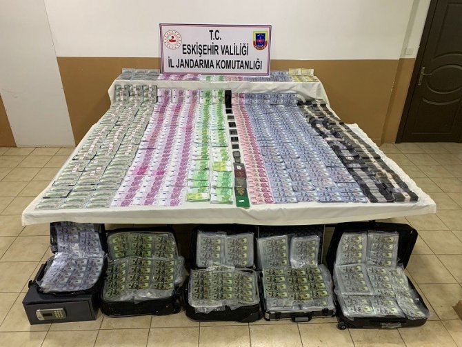 Eskişehir’deki Besi Çiftliğini Sahte Dolarla Satın Almak İsteyen Zanlılar İ̇stanbul’da Yakalandı