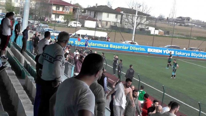 Futbolcular Arasında Başlayan Tartışma Tribüne Sıçradı, Yumruklar Havada Uçuştu