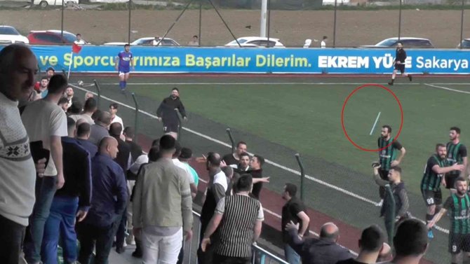 Futbolcular Arasında Başlayan Tartışma Tribüne Sıçradı, Yumruklar Havada Uçuştu
