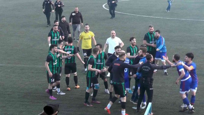 Futbolcular Arasında Başlayan Tartışma Tribüne Sıçradı, Yumruklar Havada Uçuştu