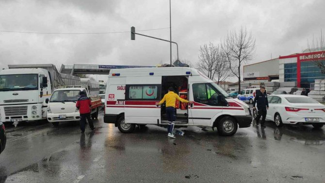 D-650’de Kamyonet İle Otomobil Çarpıştı: 2 Yaralı