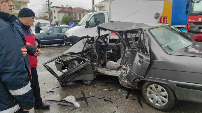D-650’de Kamyonet İle Otomobil Çarpıştı: 2 Yaralı
