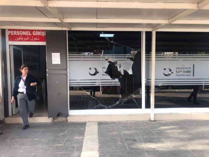 Şanlıurfa İ̇l Göç İ̇daresine Taşlı Saldırı: 15 Gözaltı