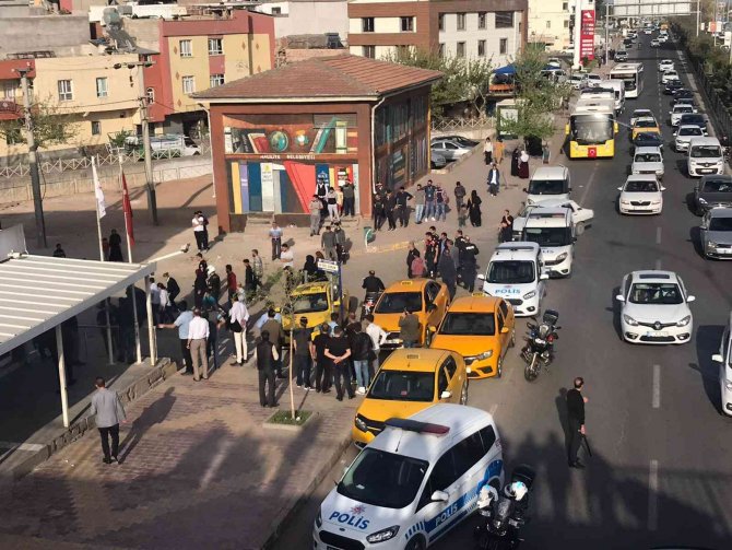 Şanlıurfa İ̇l Göç İ̇daresine Taşlı Saldırı: 15 Gözaltı