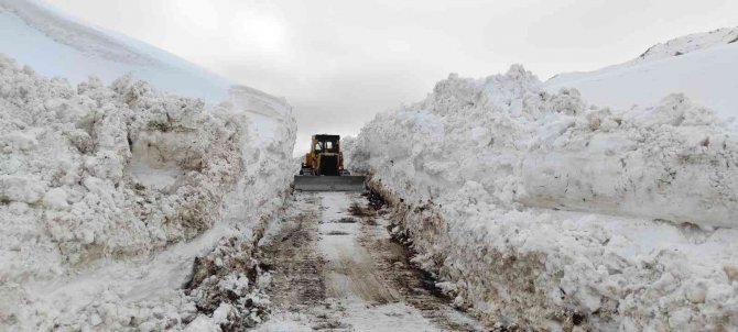 Şırnak’ta Kar Kalınlığı Nisan Ayında 5 Metreyi Buldu