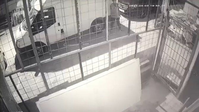 Şişli’de Otodan Akü Hırsızlığı Kamerada