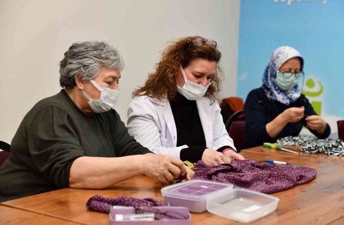 Kadınlar Belde Evleri İle Üretirken Sosyalleşiyor