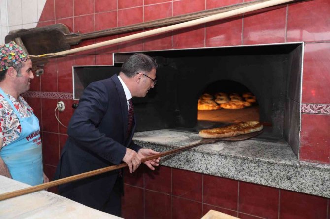 Vali Balcı, Eline Küreği Aldı Pide Pişirdi