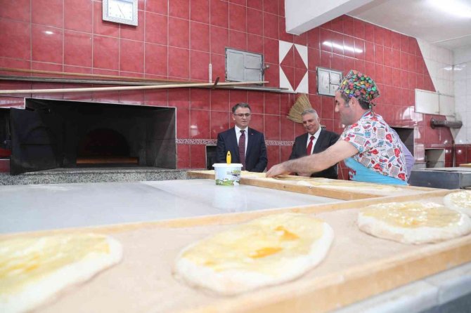 Vali Balcı, Eline Küreği Aldı Pide Pişirdi