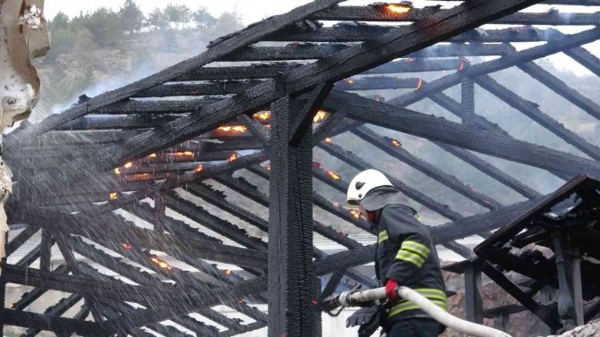 Tokat’ta Lokantanın Çatısı Alevlere Teslim Oldu