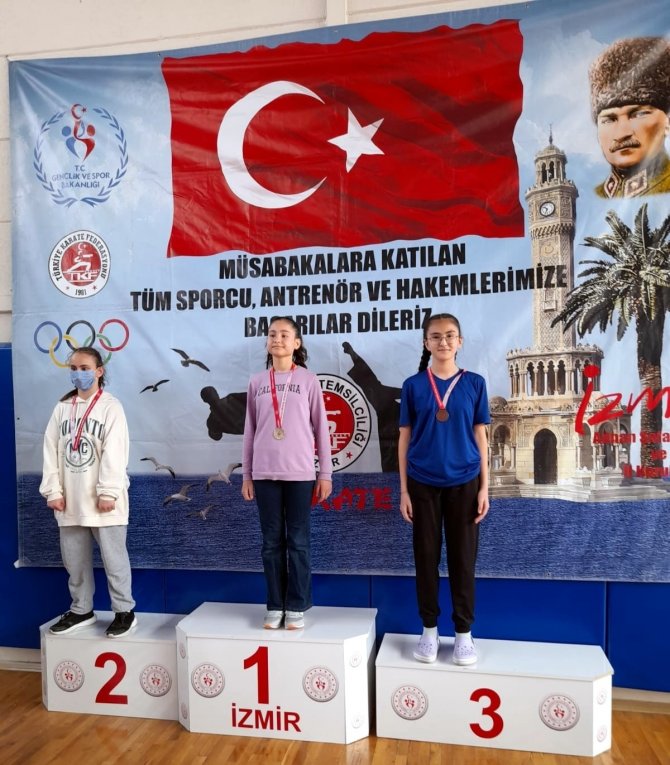 Aliağalı Karatecilerden 15 Madalya Birden