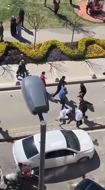 Üsküdar’da İki Grubun Tekmeli Yumruklu Kavgası Kamerada