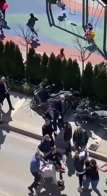 Üsküdar’da İki Grubun Tekmeli Yumruklu Kavgası Kamerada