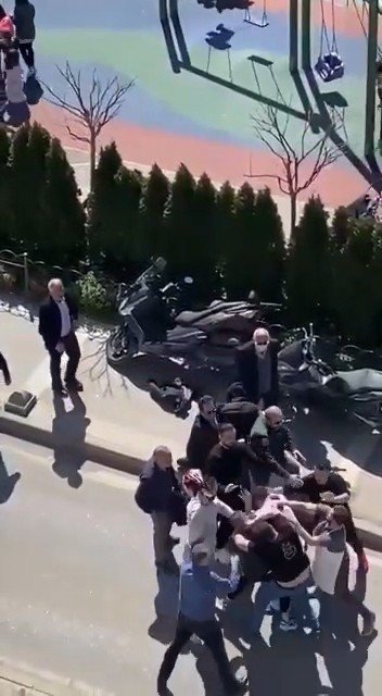 Üsküdar’da İki Grubun Tekmeli Yumruklu Kavgası Kamerada