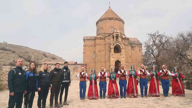 Van Polisi Görev Yaptığı Şehri Türkülerle Tanıttı