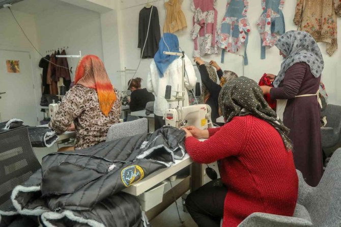 İ̇pekyolu Belediyesinin Tekstil Atölyesinde Üretim Başladı