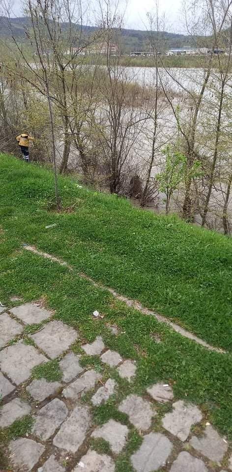Nehre Atlayan Kadını Ekipler Kurtardı
